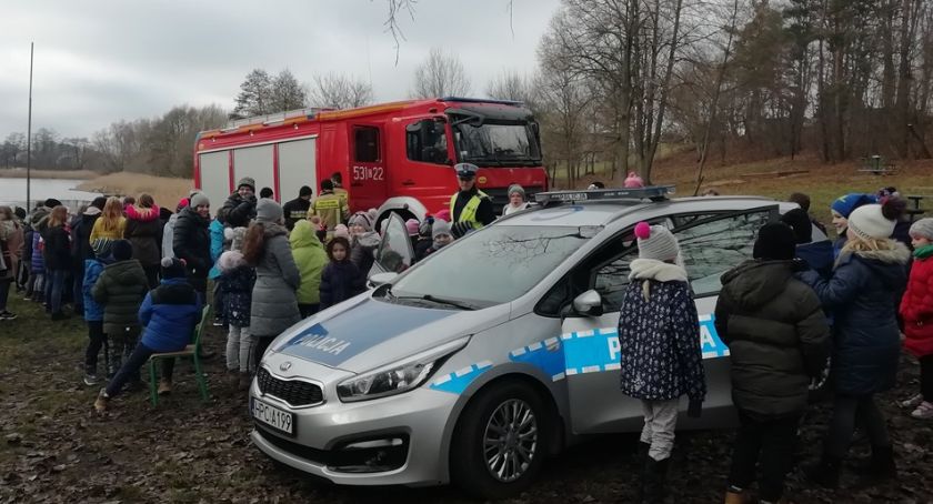 Ferie muszą być bezpieczne. Rozmawiali o tym policjanci i strażacy w Czaplach [ZDJĘCIA]