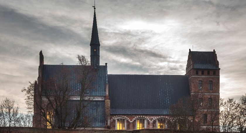 Tajemnicza śmierć Ukraińca. 33-letniego martwego mężczyznę znaleziono na plebanii