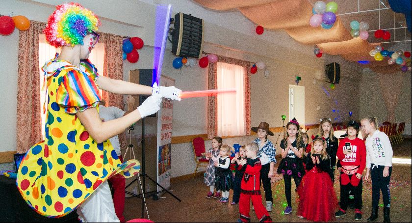Bal karnawałowy dla dzieci w Łowinie. Zobacz jak bawiły się dzieci na zakończenie ferii [ZDJĘCIA]