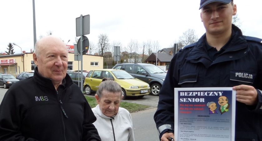 Świeccy policjanci edukują społeczeństwo. Sprawdź, w jaki sposób działają oszuści