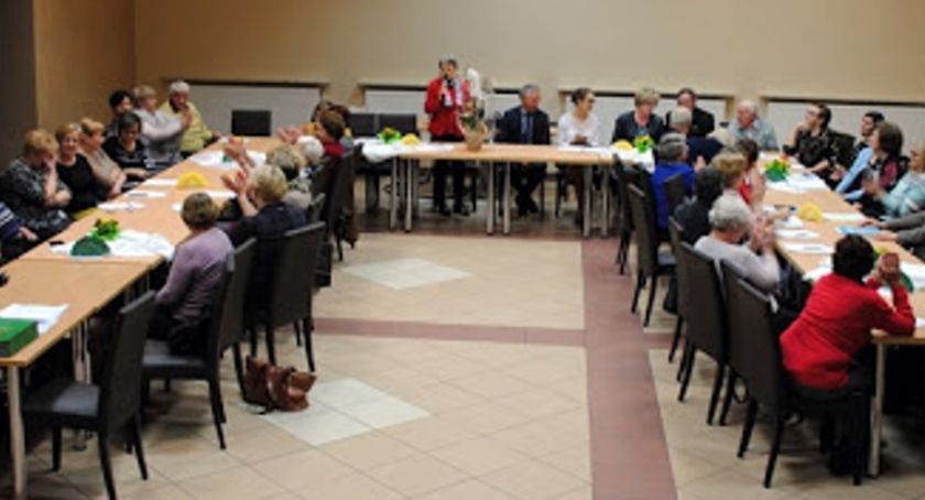 Seniorzy dostali kamizelki i wiedzę, jak działają oszuści. Wiedzą jak się ustrzec 