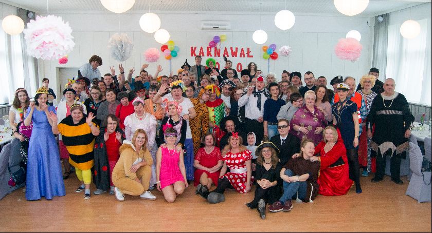 Bal karnawałowy w Przechowie. Zobacz jak bawili się podopieczni Środowiskowych Domów Samopomocy [ZDJĘCIA]