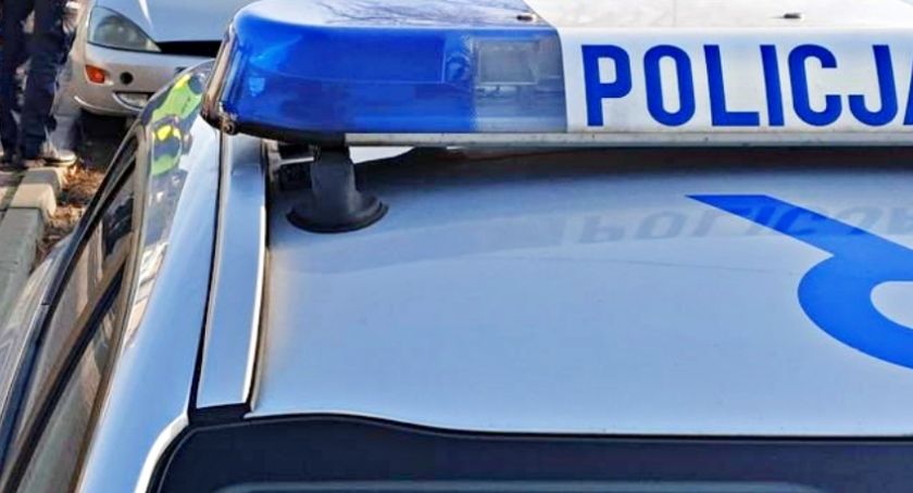 Policjanci znaleźli rozbity na drzewie samochód. Kierowca uciekł mimo, że był ranny