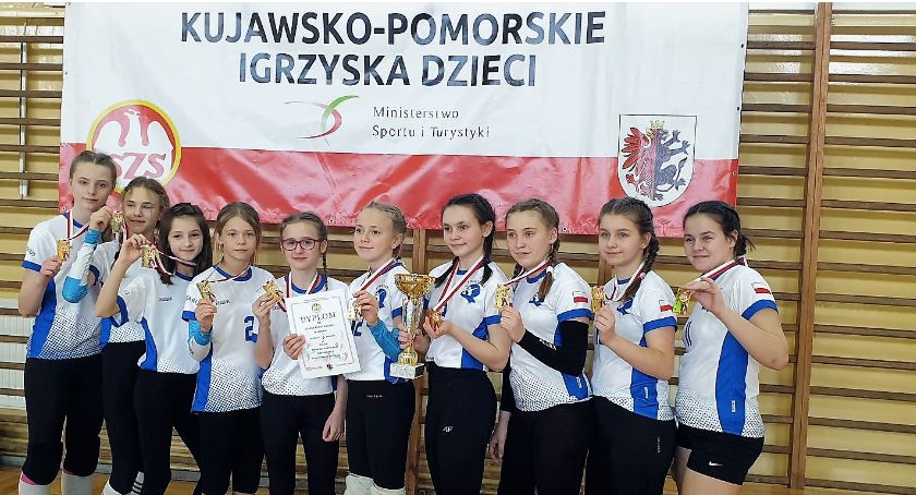 Wielki sukces dziewcząt z SP Lniano. Są mistrzyniami województwa Igrzysk Dzieci w minisiatkówce [ZDJĘCIA, WIDEO]