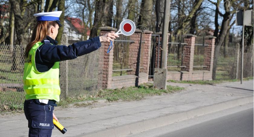 Czy za nieodpowiednie zachowanie po zatrzymaniu przez policję mogę dostać mandat? [MAM PYTANIE]