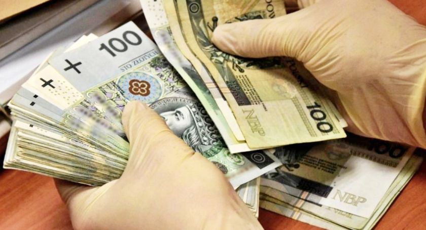 61-latek oddał oszustom 40 tys. zł., bo nakłamali, że córka miała wypadek