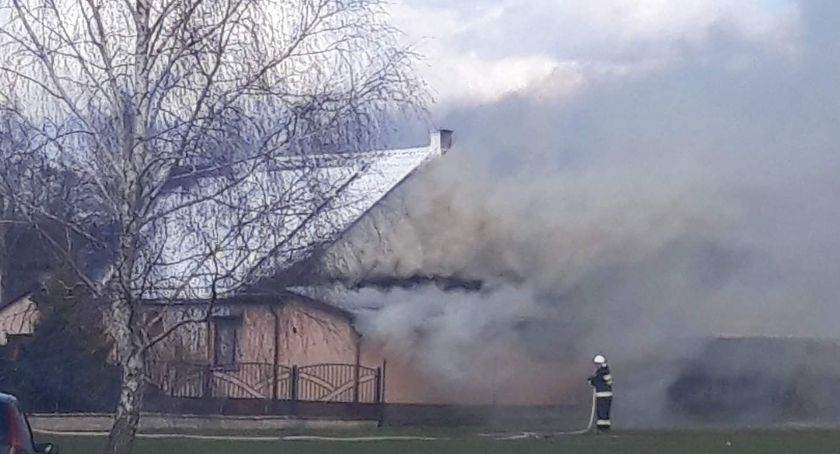W Osłowie palił się dom jednorodzinny. Kolejna rodzina straciła dobytek