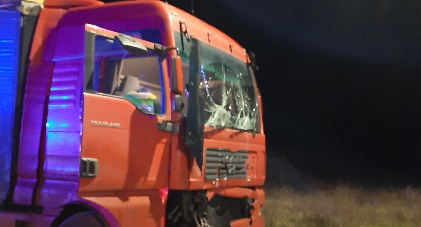 Zderzenie dwóch aut ciężarowych na drodze krajowej nr 5. Jeden z pojazdów przewoził paliwo