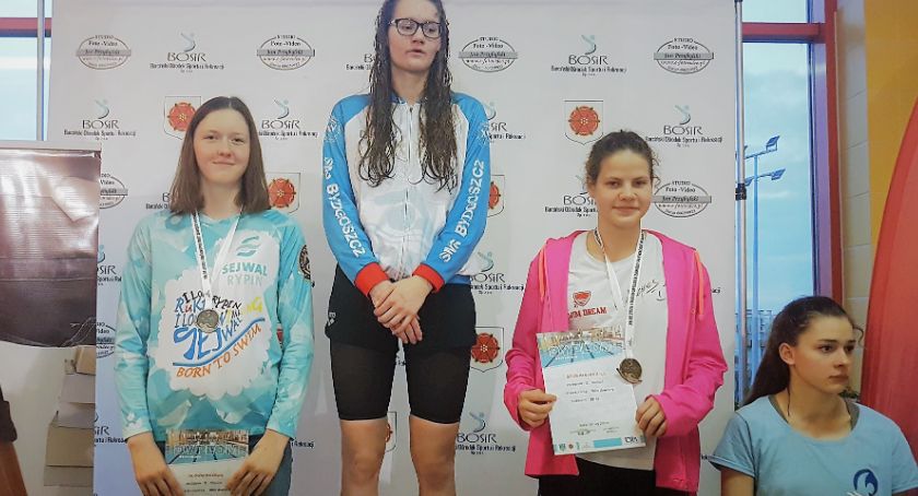 Siedem krążków pływaków Olimpii Świecie w Barcinie