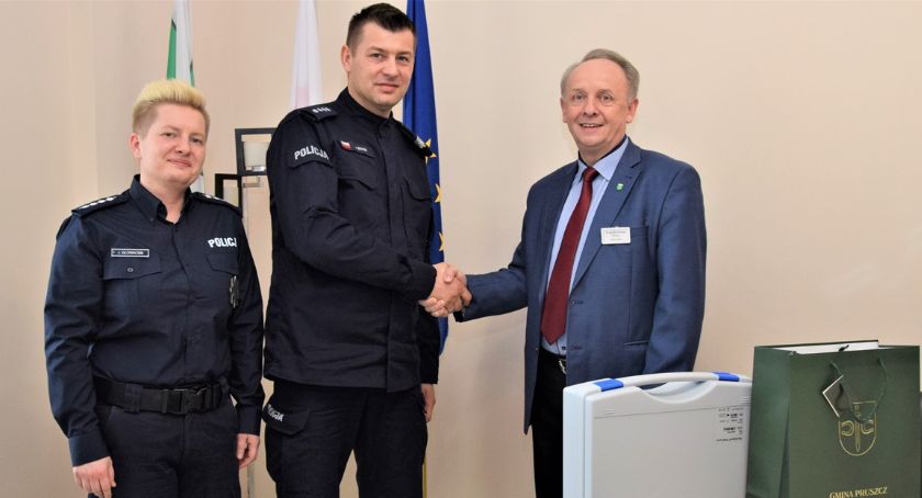 Alkomat dla policjantów z Pruszcza. To profesjonalne urządzenie