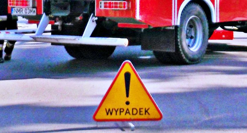 Wypadek w Dworzysku. Na miejscu działają strażacy