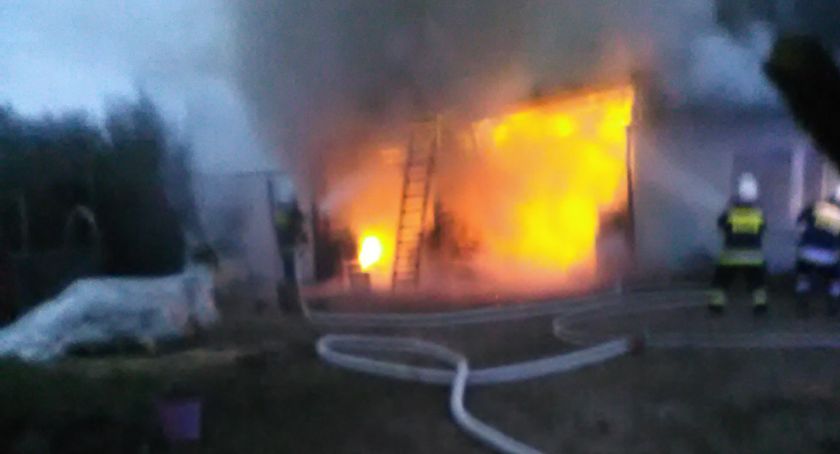 Pożar w kotłowni przeniósł się na dom. Poparzony mężczyzna trafił do szpitala