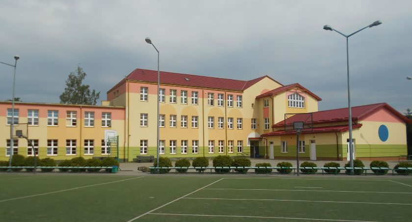Uczniowie nie chodzą do szkoły, ale mają lekcje. Placówki wprowadzają zdalne nauczanie.