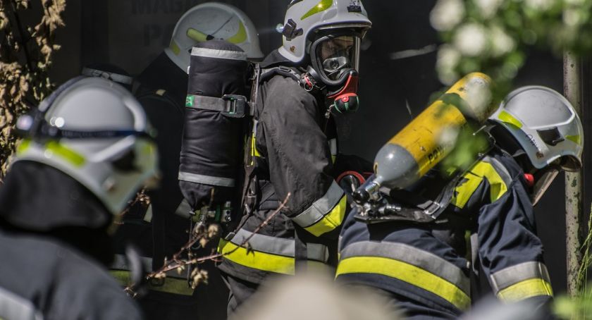 Poszukiwane mieszkanie dla pań, które straciły dom w pożarze. Ręczy za nie urząd gminy