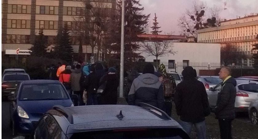 Tłum ludzi przed zakładem Mondi. Tak było w poniedziałek, ale firma zapowiada zmiany