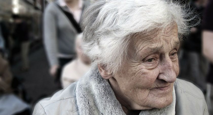 Biedronka z nowymi godzinami pracy. W Tesco i Biedronce zakupy dla seniorów