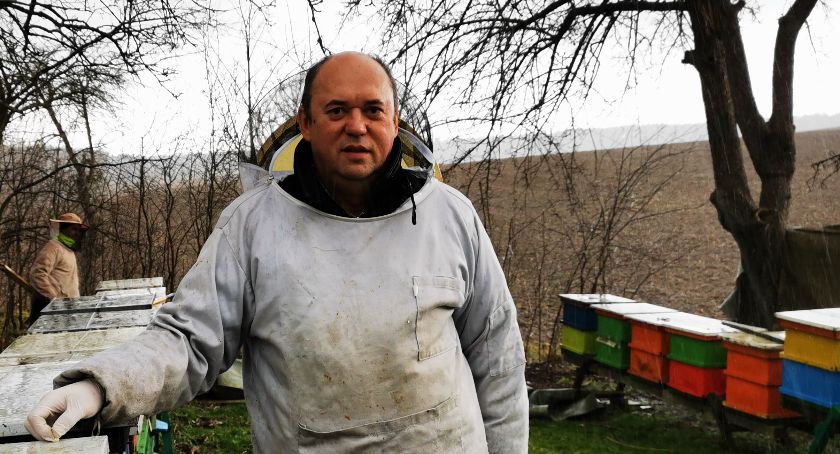 Sławomir Wnuk podpowiada jak zadbać o pszczoły na wiosnę. Co się z nimi dzieje na wiosnę?