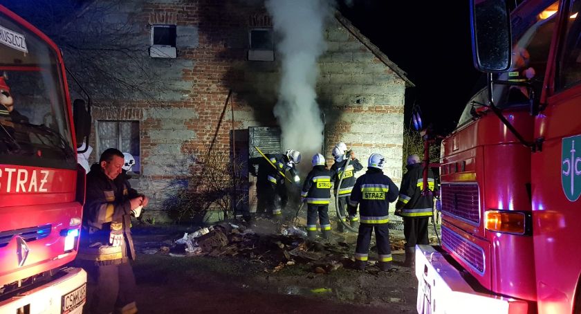 Strażacy ratowali dom. Gęsty dym wydobywał się z kotłowni