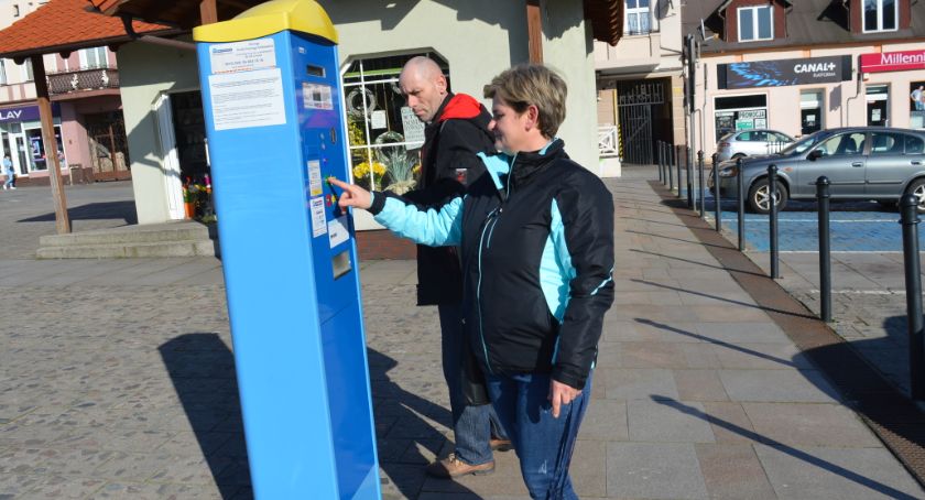 Parkomaty to siedlisko bakterii - twierdzą mieszkańcy. Czy parkowanie będzie darmowe?