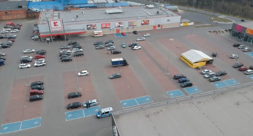 Policjanci za pomocą dronów sprawdzają ulice Świecia. Apel o pozostanie w domach