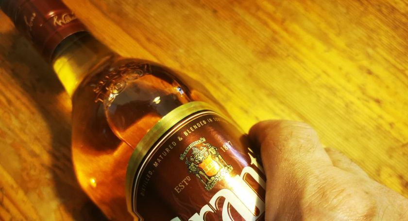 Złamał kwarantannę i pojechał do sklepu po... whisky. Drugiego namierzyli sąsiedzi