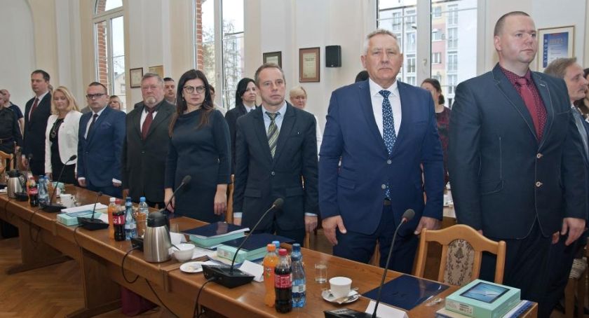 Radni przekazują pieniądze na maseczki i kombinezony. Zebrali niemałą kwotę