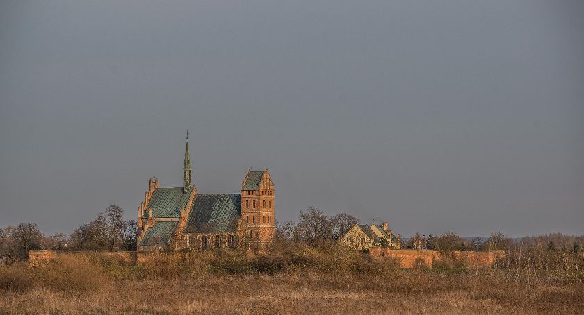 Ksiądz z Fary wzywa rodziców i kandydatów do bierzmowania. Co na to kuria?
