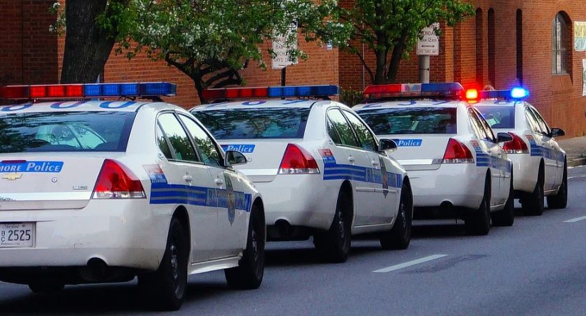 Spowiedź pod okiem policji. Cztery radiowozy pilnowały porządku