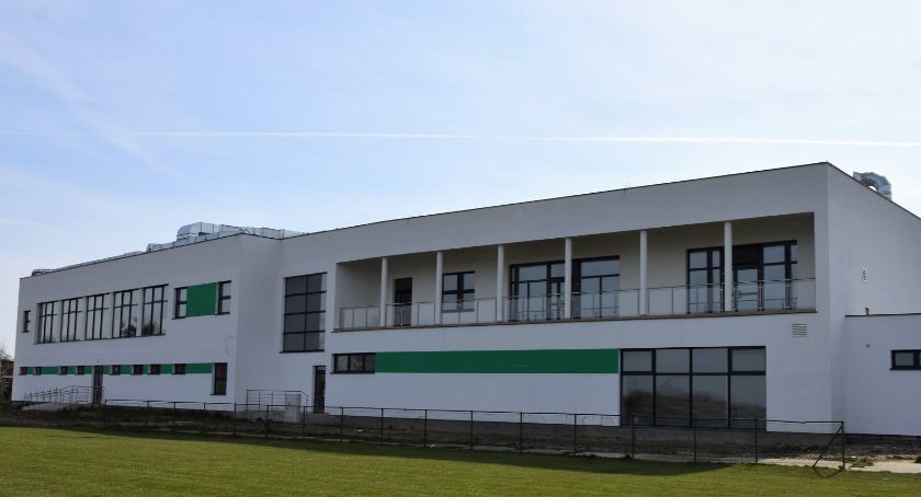W Pruszczu trwa budowa hali sportowej. Koronawirus na razie nie zatrzymał prac 