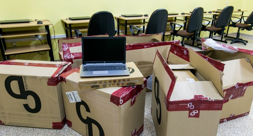Świecie kupiło laptopy za 100 tys. zł. Sprzęt trafi do uczniów i pomoże w zdalnym nauczaniu