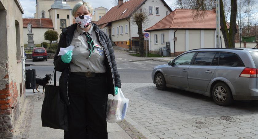 Dla państwa Kowalskich zakupy robione przez harcerzy są jak złoto. Zobaczcie jak to działa