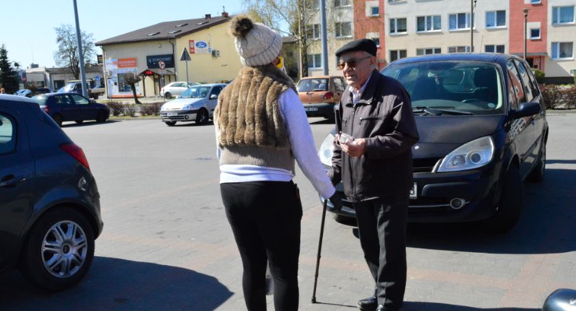 Pracownicy OPS-u rozdawali maseczki pod marketami. Kolejne trafią do posiadaczy kart seniora [ZDJĘCIA]