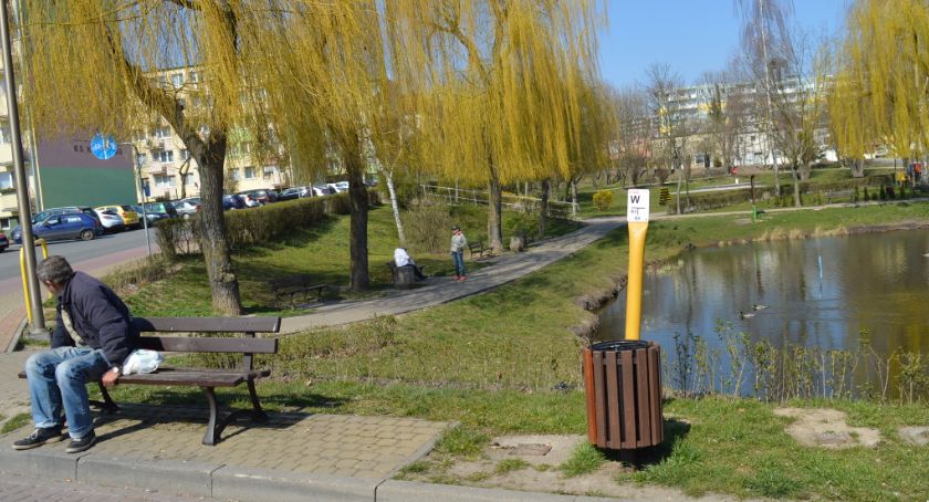 Epidemia, a przesiadywanie na miejskich ławkach. Czy służby powinny się tym zająć?