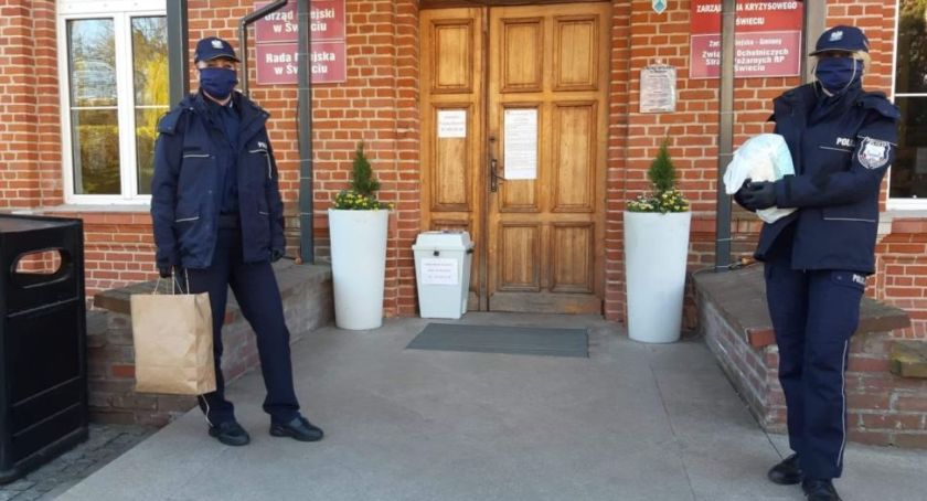 Policjantki szyją maseczki. Spod ich igły wyszło już 480 sztuk