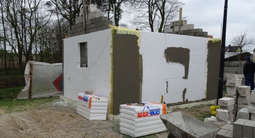 Trwają prace w parku wiejskim w Bukowcu. Kiedy się zakończą?