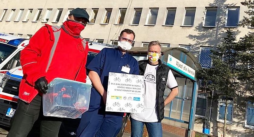 Rowerowa brać zebrała ponad dwa tysiące złotych i kupiła sprzęt ochronny dla medyków z Nowego Szpitala