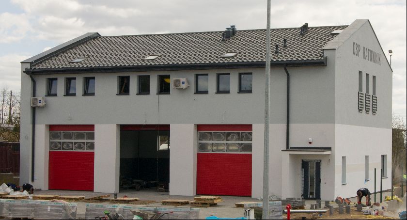 Budowa nowej remizy dla strażaków OSP Ratownik dobiega końca. Zobaczcie jak wygląda w środku [ZDJĘCIA]
