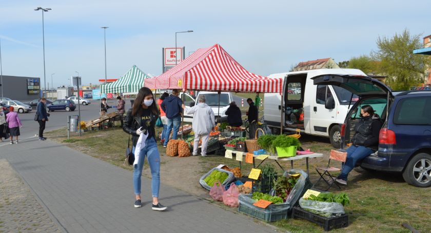 Ruszyła sprzedaż warzyw i owoców przy Multibox. Można kupić nawet sadzonki pomidorów i ziół [ZDJĘCIA]