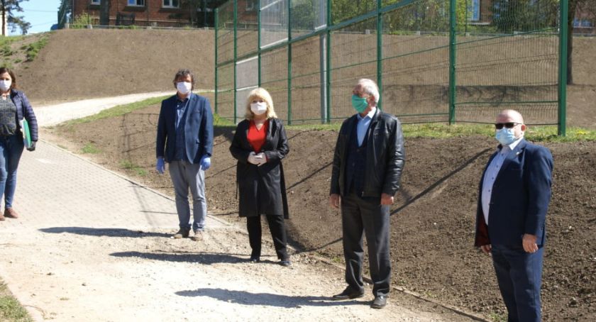 Blisko pół miliona złotych powiat przeznaczył na remonty w obiektach szkolnych. Odnowiono boisko i instalację elektryczną [ZDJĘCIA]
