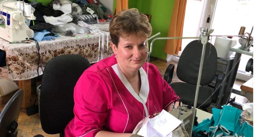 Beata Nowak prowadzi zakład z usługami krawieckimi w Pruszczu. Ile maseczek dziennie tam powstaje? 