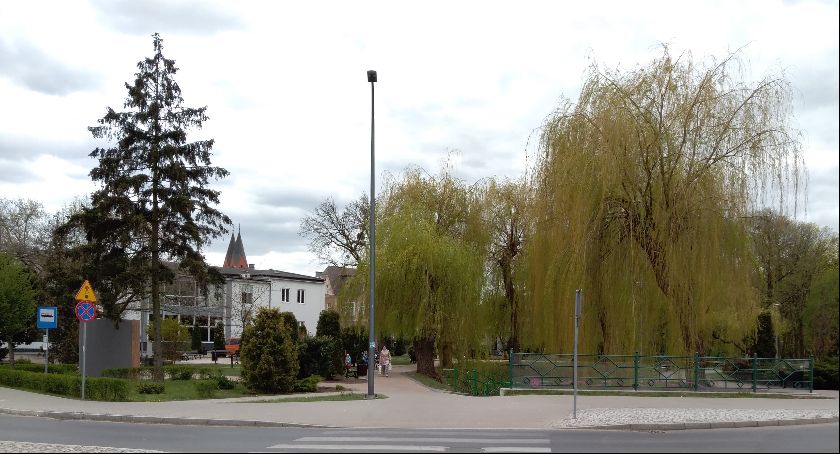Park przy OKSiR w Świeciu jest częściowo dostępny dla mieszkańców. Nowe urządzenia zbulwersowały mieszkańców