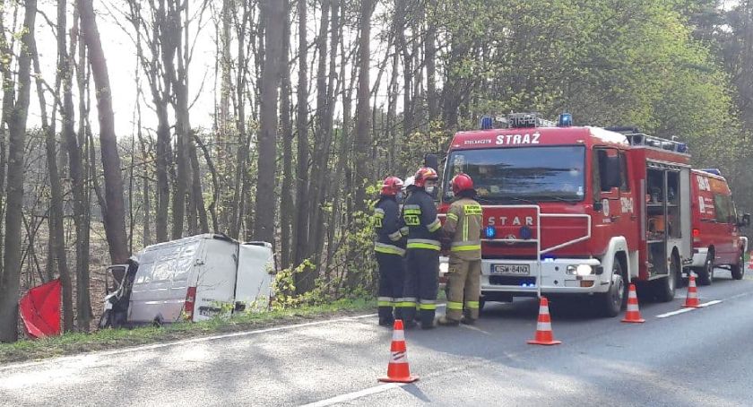 Wypadek dostawczaka, kierowca zginął [ZDJĘCIA]