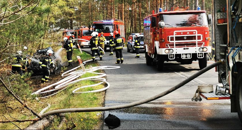 Na łuku między Tleniem a Tucholą samochód wypadł z drogi. Pojazd wjechał do rowu i zapalił się [ZDJĘCIA]