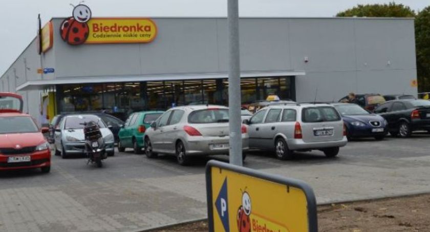 Starsza kobieta z opiekunem została wyproszona z Biedronki. Teraz market się tłumaczy