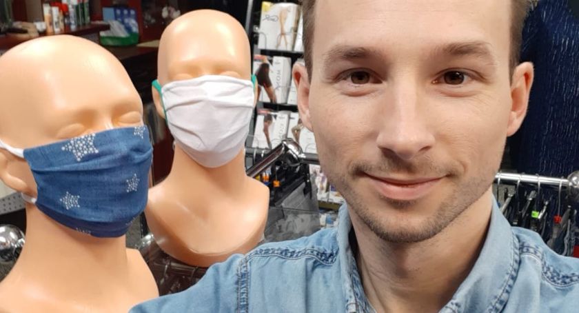 Łukasz Zieliński pracuje w sklepie odzieżowym Baja. Koronawirus bardzo zmienił jego pracę 