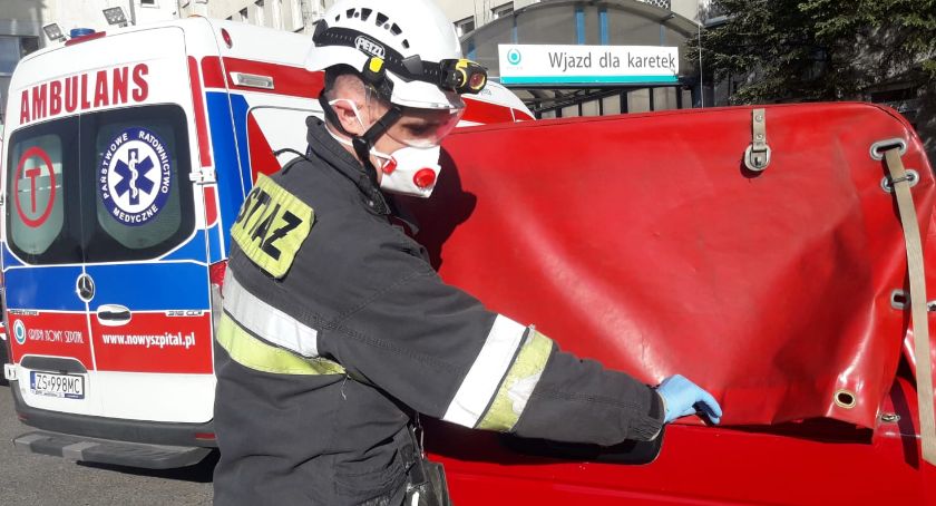 Strażacy ze Świecia przewożą próbki Covid-19. Wszystko z zachowaniem reżimu sanitarnego