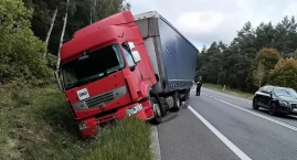 Samochód ciężarowy wypadł z drogi. Interweniowała st…
