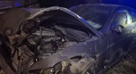 Wieczorna kolizja w Pruszczu. BMW staranowało ogrodzenie