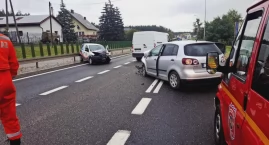 Czołowe zderzenie samochodów. Dwie osoby poszkodowane