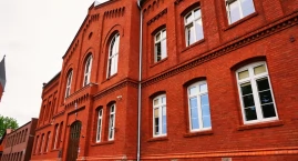 Tak wygląda I Liceum Ogólnokształcące w Świeciu po remoncie elewacji. Jest co podziwiać [ZDJĘCIA]